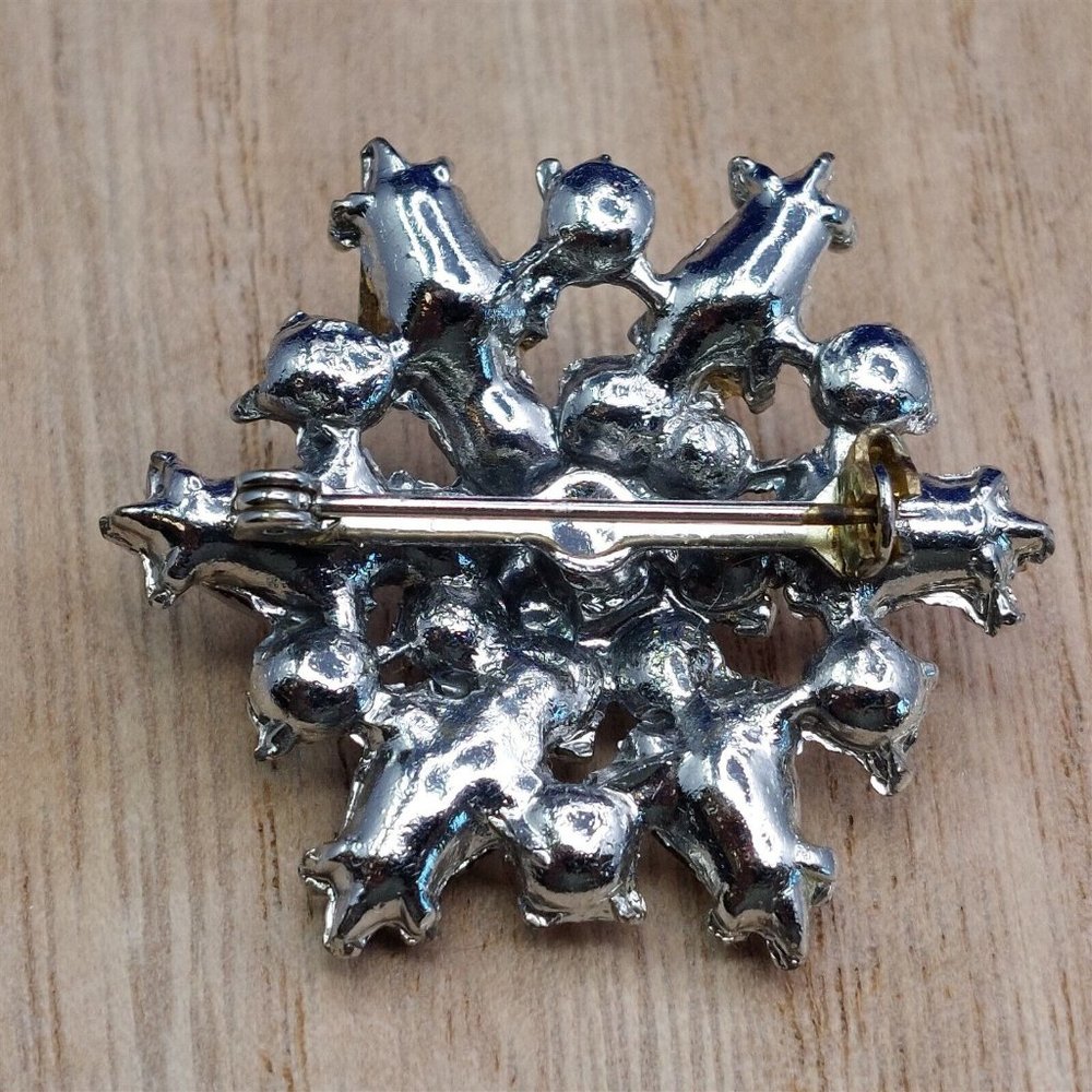 Brooch Pin Starburst Snowflake Design Clear Rhinestones Vintage Jewelry - Picture 3 of 4